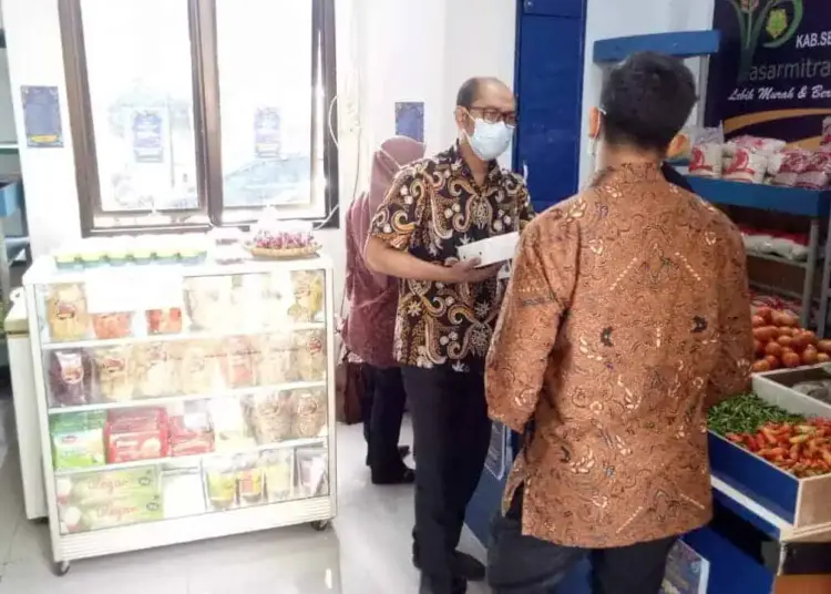 PASAR MITRA TANI - Kepala Bulog Sub Divre Serang, saat memghadiri Pasar Mitra Tani, belum lama ini. (DOKUMEN/SATELIT NEWS)