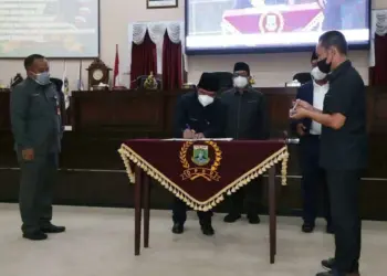 RAPAT PARIPURNA–Sekretaris Daerah (Sekda) Al Muktabar, yang mewakili Gubernur Wahidin, menghadiri Rapat Paripurna DPRD Provinsi Banten, di Gedung DPRD Provinsi Banten, Kawasan Pusat Pemerintahan Provinsi Banten (KP3B), Curug, Kota Serang, Selasa (6/7/2021). (ISTIMEWA)