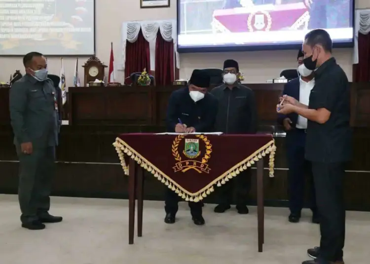 RAPAT PARIPURNA–Sekretaris Daerah (Sekda) Al Muktabar, yang mewakili Gubernur Wahidin, menghadiri Rapat Paripurna DPRD Provinsi Banten, di Gedung DPRD Provinsi Banten, Kawasan Pusat Pemerintahan Provinsi Banten (KP3B), Curug, Kota Serang, Selasa (6/7/2021). (ISTIMEWA)