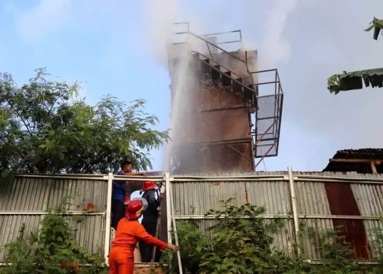 PEMADAMAN–Tim Damkar BPBD Kabupaten Serang, melakukan pemadaman dan penanganan kebakaran di Desa Harjatani, Kecamatan Kramatwatu, Kabupaten Serang, Rabu (7/7/2021). (ISTIMEWA)