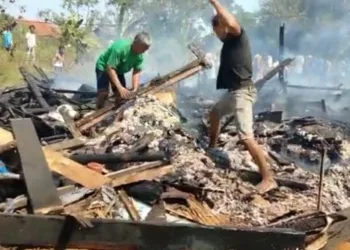 Satu rumah di Kecamatan Panimbang, Kabupaten Pandeglang, ludes dan rata dengan tanah akibat kebakaran, Rabu (28/7/2021). (ISTIMEWA)