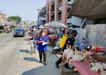 Pasar Ciputat Disemprot Disinfektan, Pedagang dan Pengunjung Diberi Masker