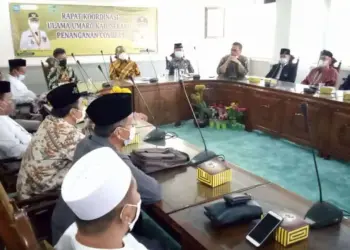 RAPAT KOORDINASI - Wabup Serang, Pandji Tirtayasa, menggelar rapat koordinasi dengan para ulama setempat, Kamis (29/7/2021). (SIDIK/SATELITNEWS.ID)