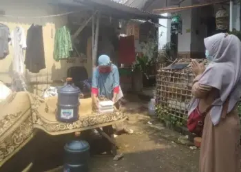 1.251 Warga Isoman, Aparatur Kecamatan Ciledug Bagikan Makanan