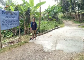 Bertahun-tahun Rusak, Warga Malangnengah Gotong Royong Perbaiki Jembatan Cikoter