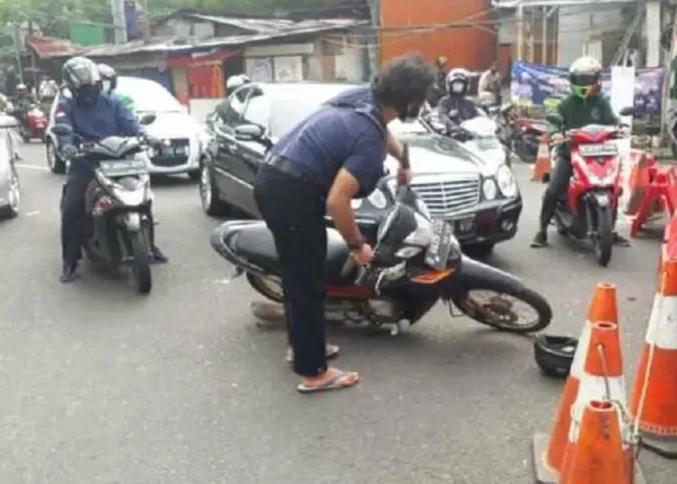 Imbas Penyekatan PPKM Darurat, Emosi Terjebak Macet, Warga Banting Motor