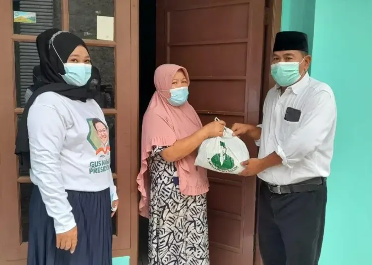 Anggota DPRD Tangsel Ini Bagi-Bagi Paket Sembako