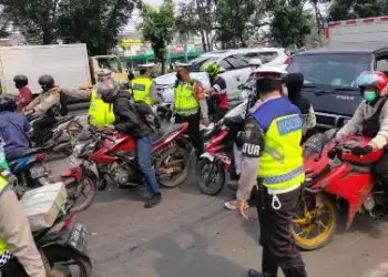 Kucing-kucingan dengan Aparat, Pengendara di Tangerang Lalui Jalan Tikus