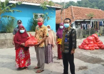 BANTUAN SEMBAKO–Dinas Sosial (Dinsos) Kabupaten Serang, membagikan sebanyak 1.386 paket sembako terhadap masyarakat yang sedang menjalani isolasi mandiri (isoman), akibat terpapar covid-19, di 23 kecamatan seKabupaten Serang, Kamis (15/7/2021). (SIDIK/SATELITNEWS.ID)