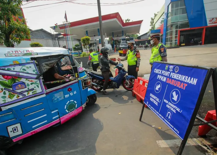 Potret Suasana Penyekatan di Jalan Daan Mogot, Kota Tangerang