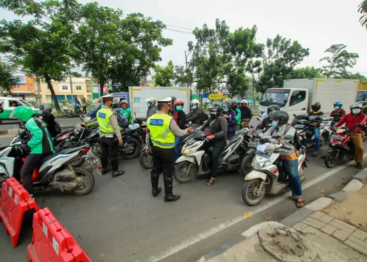 Potret Suasana Penyekatan di Jalan Daan Mogot, Kota Tangerang