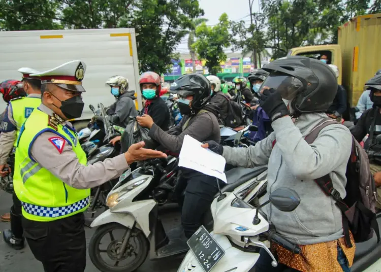 Potret Suasana Penyekatan di Jalan Daan Mogot, Kota Tangerang