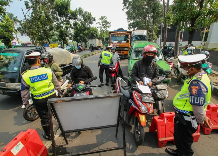 Potret Suasana Penyekatan di Jalan Daan Mogot, Kota Tangerang