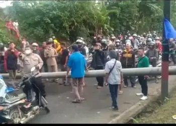 TALANG AIR JATUH–Anggota Polsek Saketi dan warga berusaha mengevakuasi talang air yang jatuh, di Kampung Cogrek, Desa Sodong, Kecamatan Saketi, Kabupaten Pandeglang, Senin (19/7/2021). (ISTIMEWA)