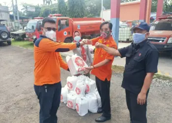 TERIMA BANTUAN–Badan Penanggulangan Bencana Daerah (BPBD) Kabupaten Serang, terima bantuan berupa paket vitamin untuk warga yang sedang menjalankan isolasi mandiri (isoman) akibat terpapar Covid-19. (ISTIMEWA)