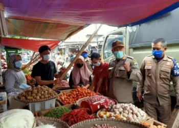 IMBAU MASYARAKAT TERAPKAN PROKES–Kabid Tibumtranmas Satpol PP Pandeglang, Juhanas Waluyo, didampingi jajarannya, sedang memberikan imbauan Prokes kepada para pedagang di pasar Badak Pandeglang, beberapa waktu lalu. (DOKUMEN/SATELITNEWS.ID)