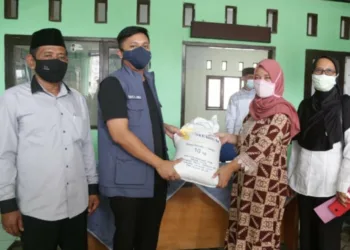 SALURKAN BANSOS BERAS–Wabup Pandeglang, Tanto Warsono Arban, secara simbolis memberikan Bansos beras kepada perwakilan warga, di Kecamatan Cipeucang, Rabu (4/8/2021). (ISTIMEWA)