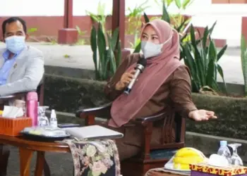 KUMPULKAN CALKADES–Bupati Pandeglang, Irna Narulita, sedang memberi arahan kepada para Calkades se-Pandeglang, di halaman belakang Pendopo Bupati, Kamis (12/8/2021). (ISTIMEWA)