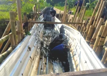 IRIGASI JEBOL–Para petani, sedang memperbaiki kembali saluran irigasi Cilancar II di Desa Kadubelang, Kecamatan Mekarjaya, Kabupaten Pandeglang, yang jebol beberapa waktu lalu. (ISTIMEWA)