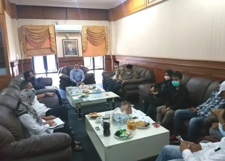 HEARING–Ketua DPRD Pandeglang, Tb Udi Juhdi, bersama anggota DPRD dari Dapil V, bersama pihak Pemkab Pandeglang, hearing dengan masyarakat Kecamatan Pagelaran, Rabu (18/8/2021). (NIPAL SUTIANA/SATELITNEWS/ID)