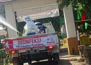 PENYEMPROTAN DISINFEKTAN–Para anggota PMI bersama TNI, Polri dan para pihak lainnya, melakukan penyemprotan disiinfektan di wilayah perkampungan yang ada di Kelurahan Pandeglang, Jumat (20/8/2021). (NIPAL SUTIANA/SATELITNEWS.ID)