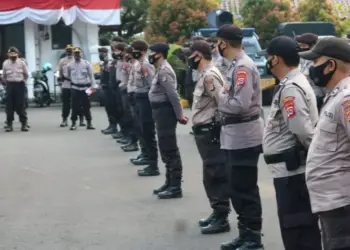 PENGAMANAN–Sebelum pengamanan, personel Polres Pandeglang diberi arahan oleh Kapolres Pandeglang AKBP Belny Warlansyah, di lingkungan Pendopo Bupati Pandeglang, Jumat (20/8/2021). (NIPAL SUTIANA/SATELITNEWS.ID)