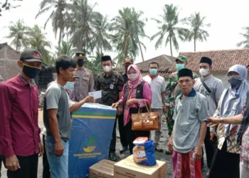 SALURKAN BANTUAN–Kepala Dinsos Pandeglang, Nuriah, didampingi jajarannya dan pihak lainnya, secara simbolis memberikan bantuan dari Bupati Pandeglang untuk para korban kebakaran, Jumat (20/8/2021). (DOKUMEN DINSOS PANDEGLANG)