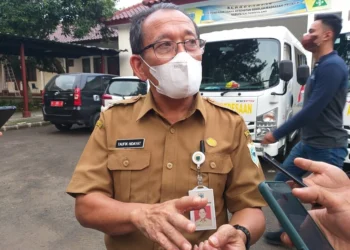 KEPALA DINDIKBUD–Kepala Dindikbud Pandeglang, Taufik Hidayat, sedang di wawancara wartawan, usai menghadiri acara perpisahan Pery Hasanudin, di lingkungan Pendopo Bupati Pandeglang, Selasa (31/8/2021). (NIPAL SUTIANA/SATELITNEWS.ID)