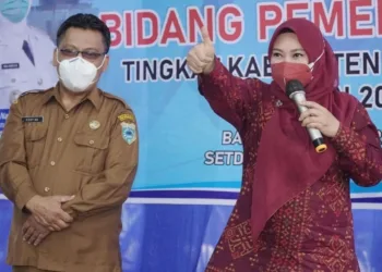 TERKESAN–Bupati Pandeglang, Irna Narulita, acungkan jempol saat menyampaikan kesan dan pesan tentang Pery Hasanudin, di hadapan jajarannya di lingkungan Pendopo Pandeglang, Selasa (31/8/2021). (NIPAL SUTIANA/SATELITNEWS.ID)