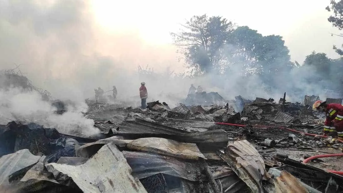 Lapak dan Kendaraan Ludes Terbakar di Pondok Aren