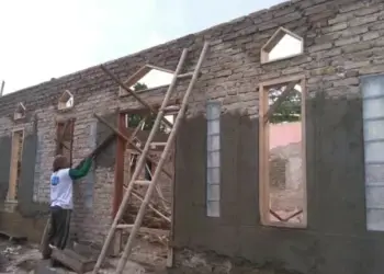 BANGUN MADRASAH–Seorang tukang, sedang mengerjakan pembangunan Madrasah di Kecamatan Bojonegara. Diketahui, Madrasah tersebut mendapat alokasi bantuan hibah dari Bagian Kesra Setda Kabupaten Serang. (ISTIMEWA)