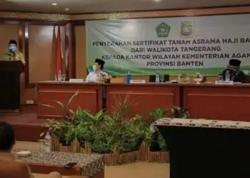 Wali Kota Tangerang Serahkan Sertipikat Tanah Asrama Haji Kepada Kemenag Banten