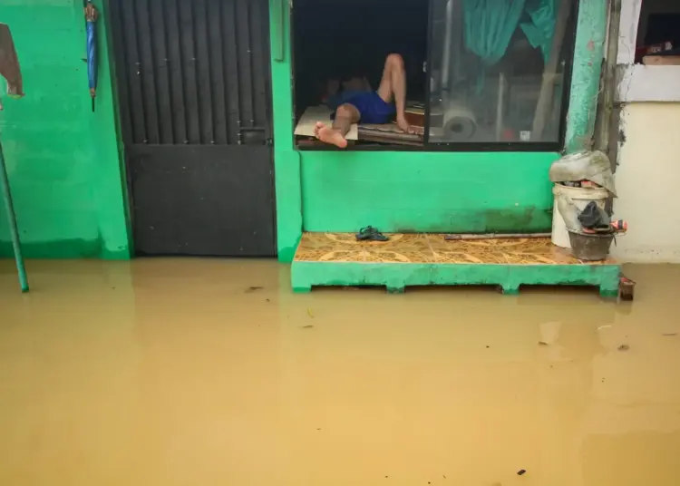 Foto Banjir Genangi Perumahan Mustika Tigaraksa