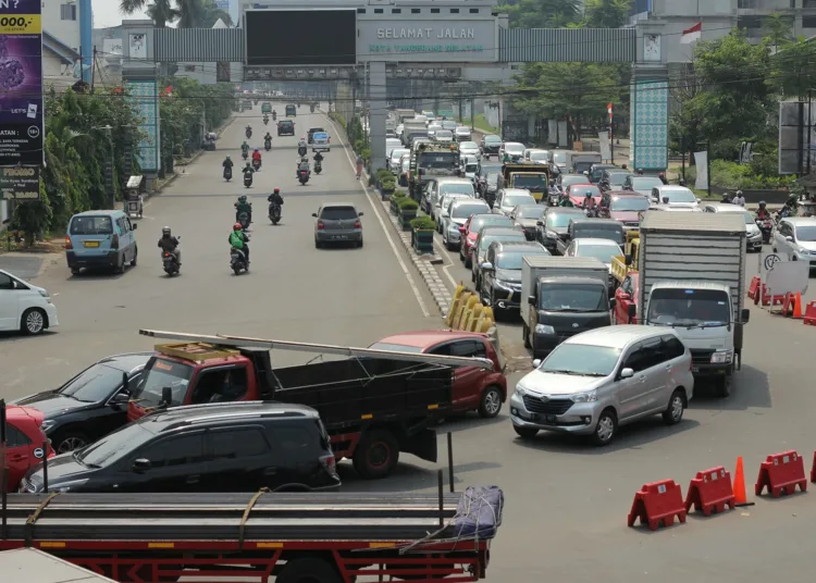 Foto Suasana Penyekatan di Jalan Raya Serpong Saat PPKM Diperpanjang