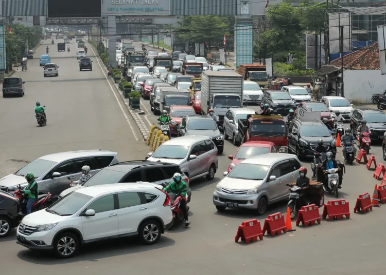 Foto Suasana Penyekatan di Jalan Raya Serpong Saat PPKM Diperpanjang