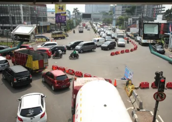 Foto Suasana Penyekatan di Jalan Raya Serpong Saat PPKM Diperpanjang