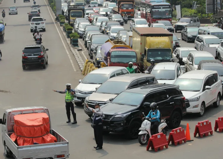 Foto Suasana Penyekatan di Jalan Raya Serpong Saat PPKM Diperpanjang