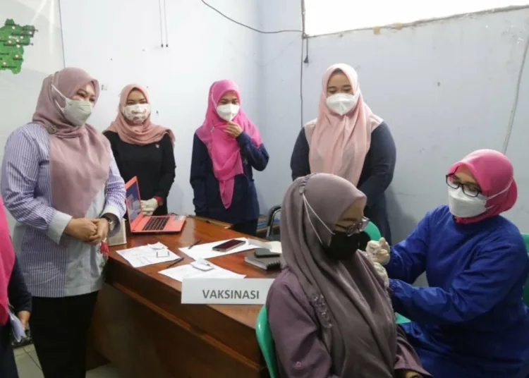 VAKSINASI KALANGAN DISABILITAS–Bupati Pandeglang, Irna Narulita, didampingi jajarannya meninjau pelaksanaan vaksinasi terhadap para penyandang disabilitas, di Dinkes Pandeglang, Kamis (26/8/2021). (NIPAL SUTIANA/SATELITNEWS.ID)