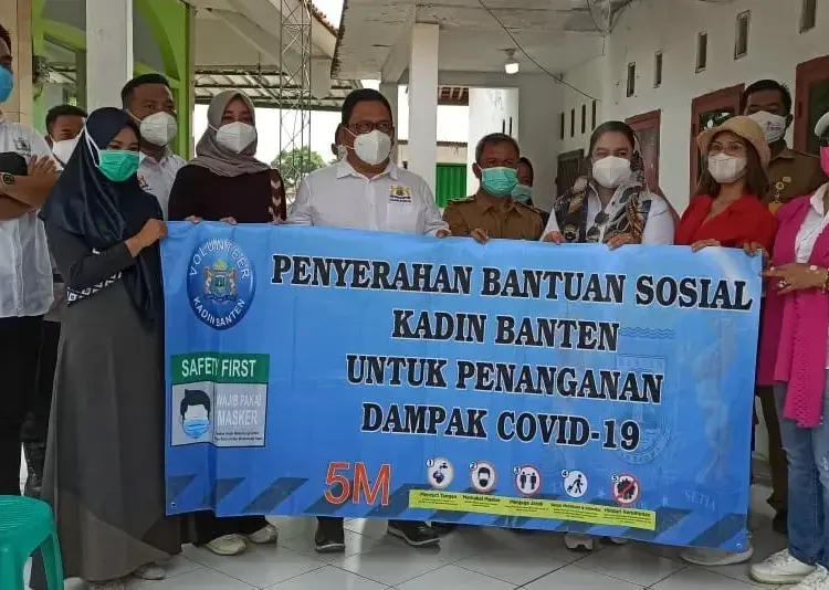 Tim Kadin Banten sebar bantuan PPKM Covid-19 ke berbagai kalangan disejumlah daerah, yang terdampak langsung Covid-19, Selasa (3/8/2021). (ISTIMEWA)