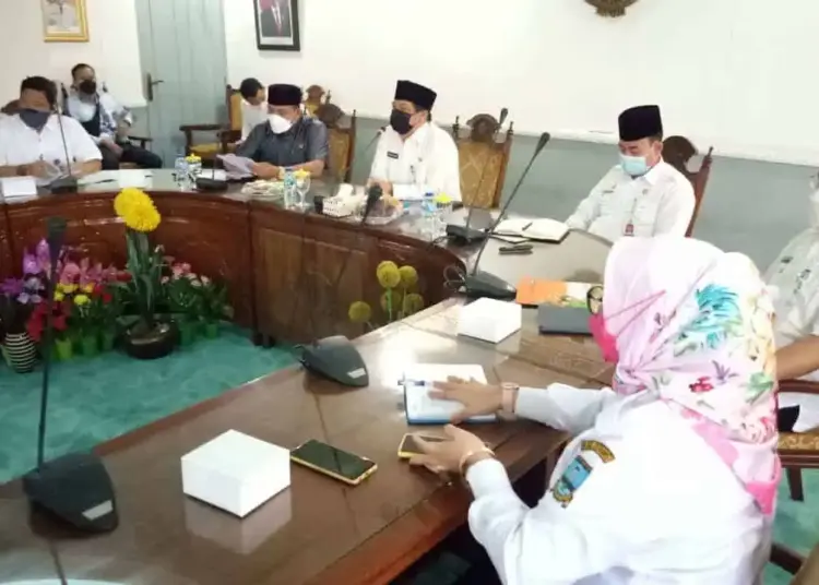 RAPAT PENGUNDURAN PILKADES - Sekda Kabupaten Serang, Entus Mahmud Sahiri, memimpin rapat pengunduran Pilkades Kabupaten Serang, hingga batas waktu yang belum ditentukan, Rabu (4/8/2021). (ISTIMEWA)