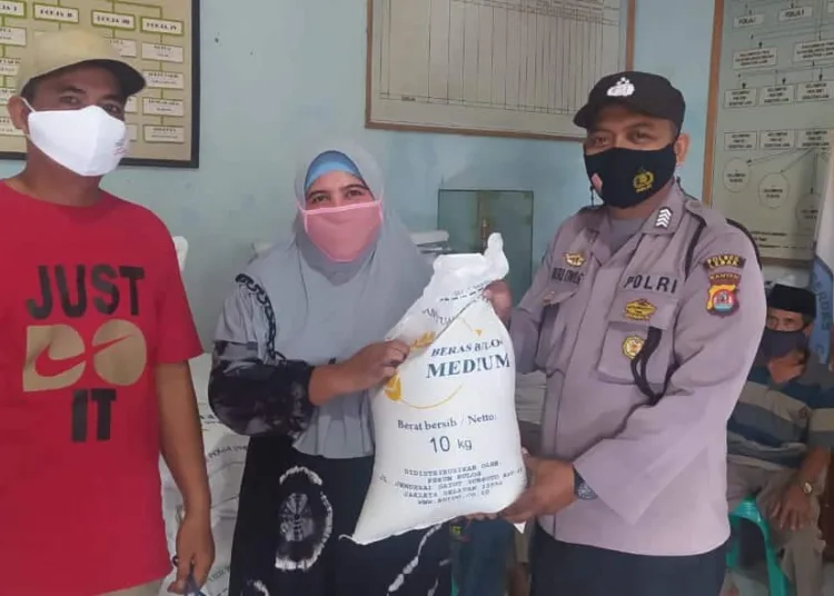 PENYALURAN BANSOS BERAS PPKM - Seorang KPM di Desa Sukanagara, Kecamatan Muncang, Kabupaten Lebak, menerima Bansos Beras PPKM, Sabtu (7/8/2021). (ISTIMEWA)