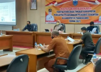 Bupati Pandeglang Irna Narulita, pimpin rapat koordinasi tentang penundaan pencoblosan dan tahapan Pilkades serentak di Pandeglang, Selasa (10/8/2021). (NIPAL SUTIANA/SATELITNEWS.ID)