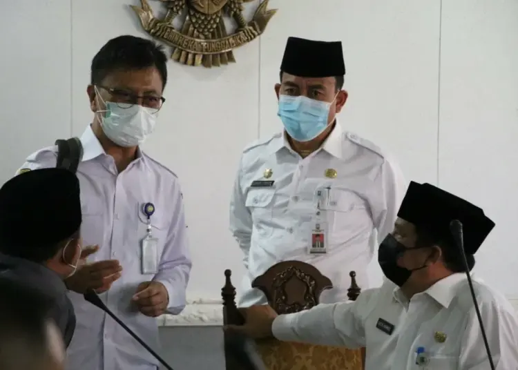 Kadinkes Kabupaten Serang (kiri), berbincang dengan Sekda Entus Mahmud Sahiri dan sejumlah pejabat lainnya, di lingkungan setempat, beberapa waktu lallu. (ISTIMEWA)