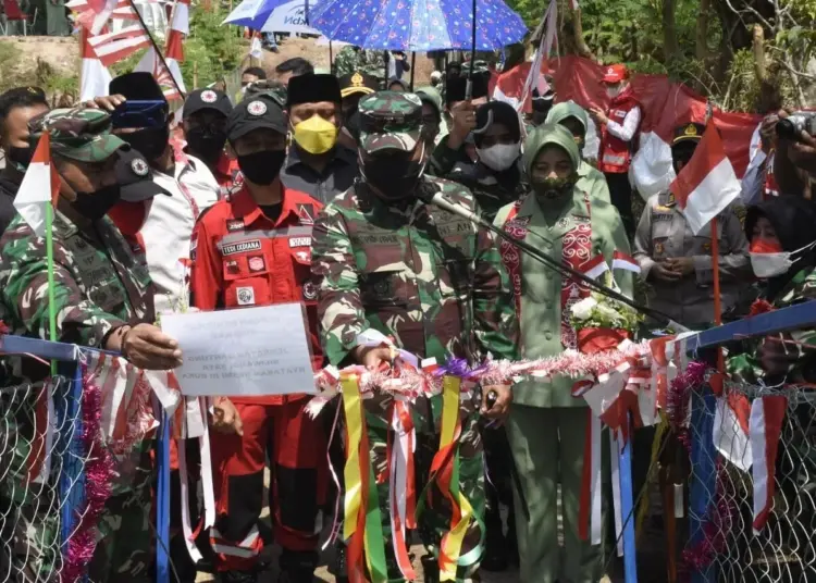 Pangdam III Siliwangi, Mayjen TNI Nugroho Budi W, menggunting pita. (ISTIMEWA)