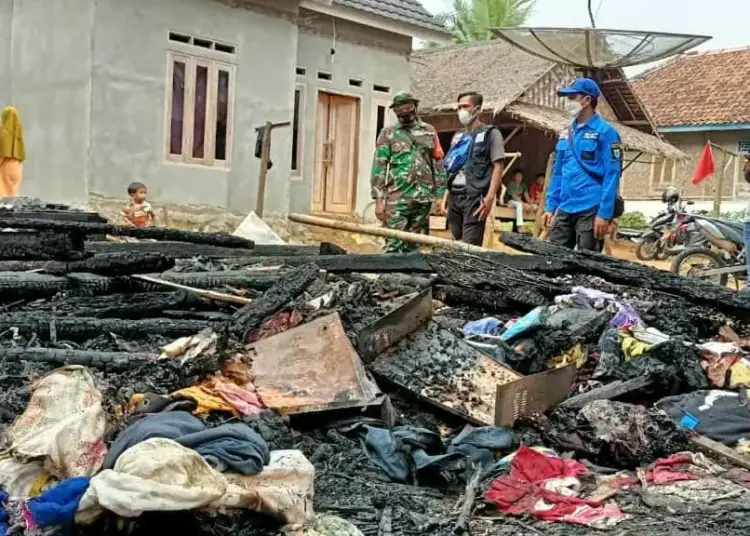 KEBAKARAN–Koordinator KSB Kabupaten Pandeglang, Beni Madsira, bersama para pihak lainnya, sedang meninjau lokasi kebakaran di Kecamatan Munjul, Selasa (24/8/2021). (DOKUMEN KSB PANDEGLANG)