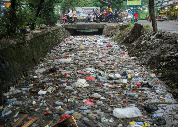 Potret Kali Sipon Cipondoh yang Penuh Tumpukan Sampah