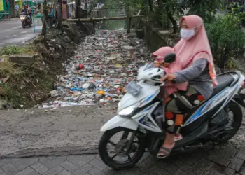 Potret Kali Sipon Cipondoh yang Penuh Tumpukan Sampah