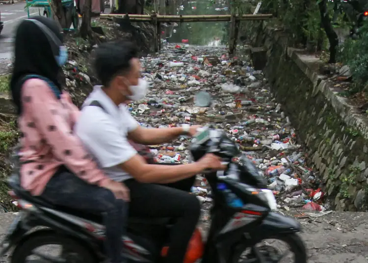 Potret Kali Sipon Cipondoh yang Penuh Tumpukan Sampah