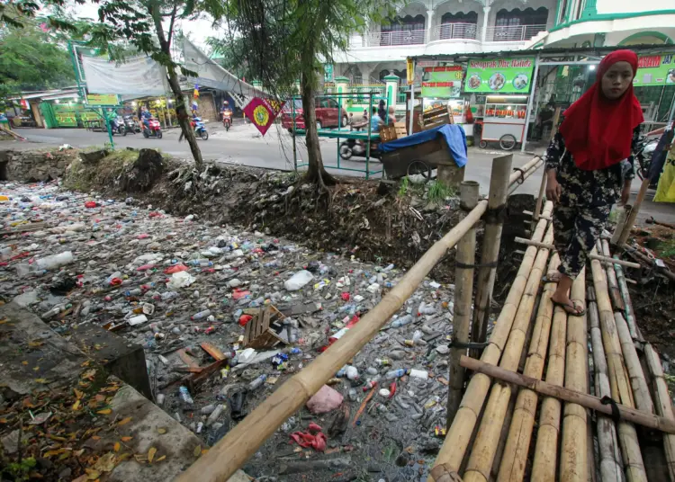 Potret Kali Sipon Cipondoh yang Penuh Tumpukan Sampah