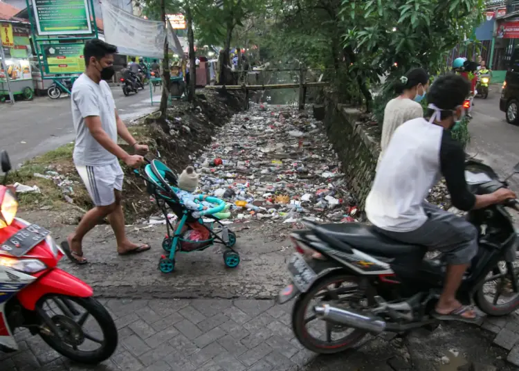 Potret Kali Sipon Cipondoh yang Penuh Tumpukan Sampah